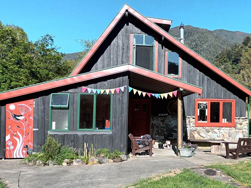 Backpacker accommodation near Takaka in Golden Bay, New Zealand